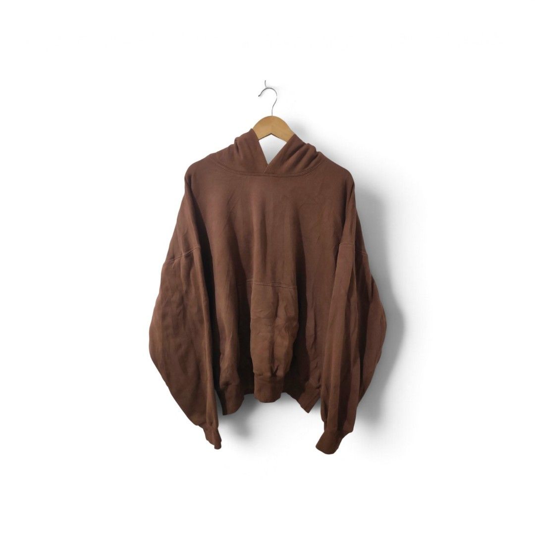 Yeezy YZY Perfect Double Layer Hoodie (Category: Hoodies) located in Ozamiz City. Submitted by outregrails (Listing ID 1470166522, Image 1). Description: Authentic Like new condition No flaws Size XXL Sobrang comfy neto. literal perfect hoodie.