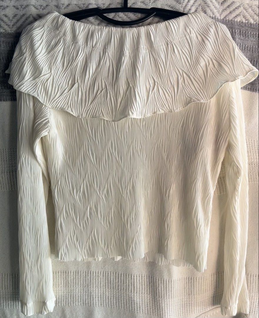 Young VIP Couture White Pleated Blouse Size S (Category: Blouses) located in General Mariano Alvarez. Submitted by kascade (Listing ID 1470441988, Image 3). Description: - Brand: Young VIP Couture by Rotas - Size: S - Color: White - Design: All-over crinkled texture with wide off-shoulder collar and front tie detail - Material: Lightweight and stretchy fabric 💵 Payment: GCash/MariBank 📦 Shipping: Lalamove 📍Location: GMA, Cavite.