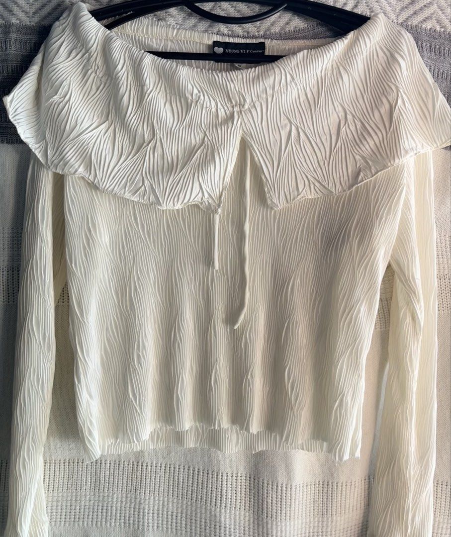 Young VIP Couture White Pleated Blouse Size S (Category: Blouses) located in General Mariano Alvarez. Submitted by kascade (Listing ID 1470441988, Image 2). Description: - Brand: Young VIP Couture by Rotas - Size: S - Color: White - Design: All-over crinkled texture with wide off-shoulder collar and front tie detail - Material: Lightweight and stretchy fabric 💵 Payment: GCash/MariBank 📦 Shipping: Lalamove 📍Location: GMA, Cavite.