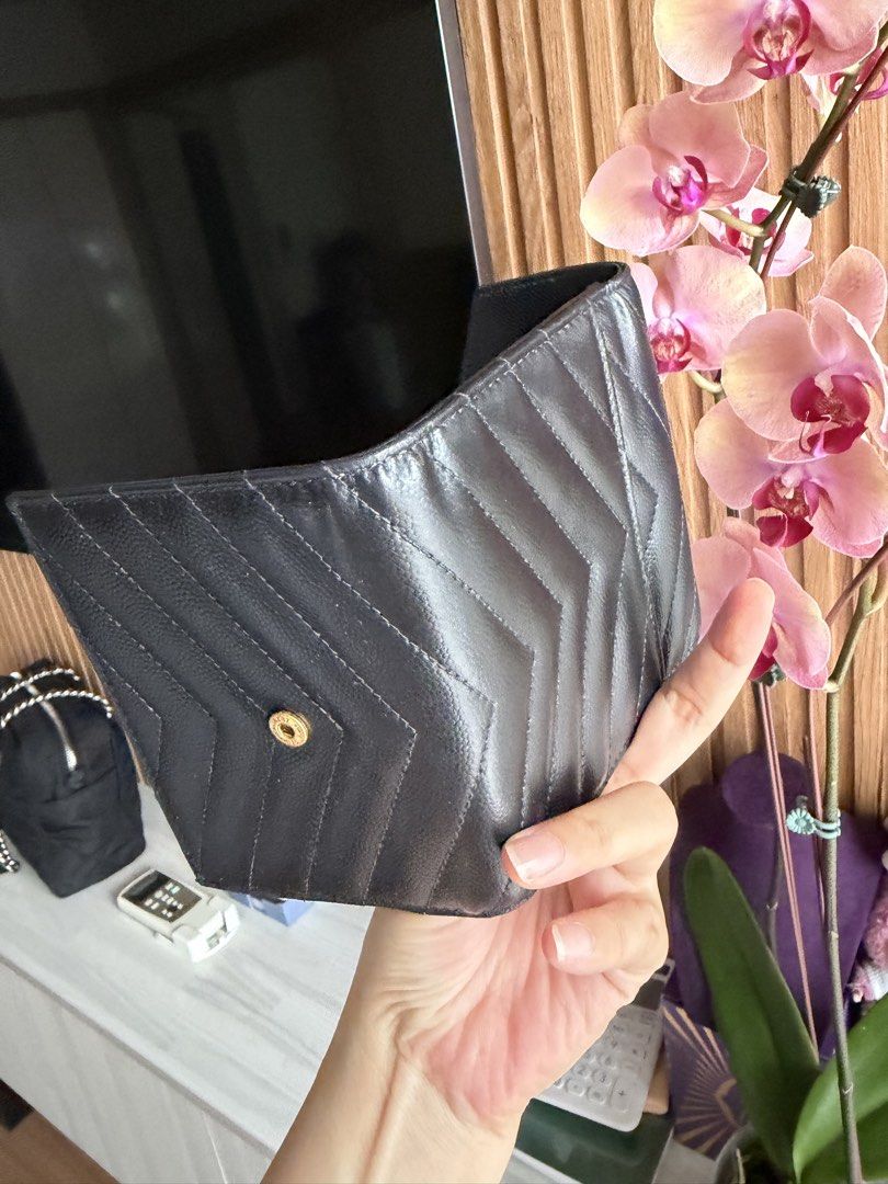 YSL WALLET- Trifold (Category: Wallets & Card holders) located in Makati City. Submitted by lambogirl (Listing ID 1470416654, Image 2). Description: ✔️In excellent condition- minimal signs of used ✔️Free shipping or pick up (Makati) ✔️comes with dust bag, and entrupy (authenticity card).
