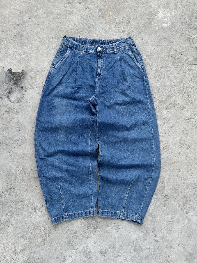 Zara Barrel balloon baggy pants (Category: Jeans) located in Davao. Submitted by boss_kel (Listing ID 1470462010, Image 1). Description: 26-32 waistline 40 lenght 15 thigh 9 hem.