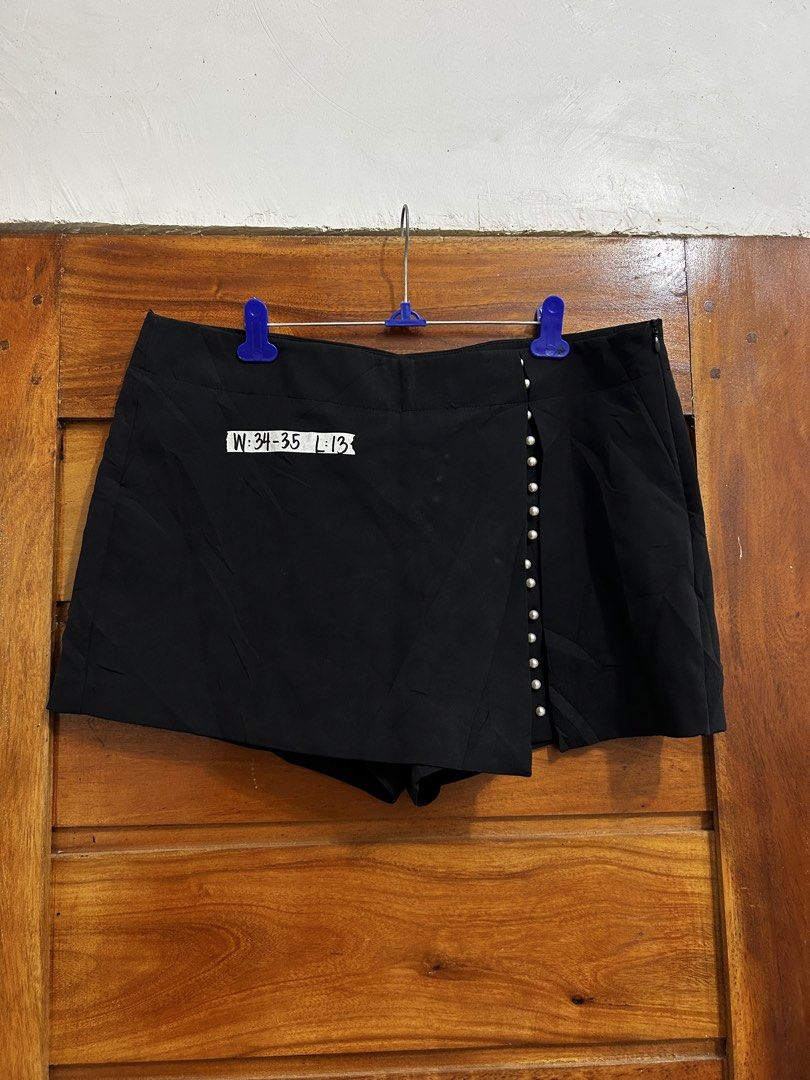 Zara Basic Collection Black Skort with Pearl Details Size L (Category: Shorts) located in Valencia. Submitted by crizzagella20 (Listing ID 1470545682, Image 1). Description: - Brand: Zara Basic - Item: Black skort with front wrap design - Size: L (EUR L, USA L, MEX 30) - Details: Faux pearl trim along the edge, side zipper closure, clean back with single faux pocket - Origin: Made in Turkey - Tag Measurements: Waist 34-35, Length 13 - Condition: 