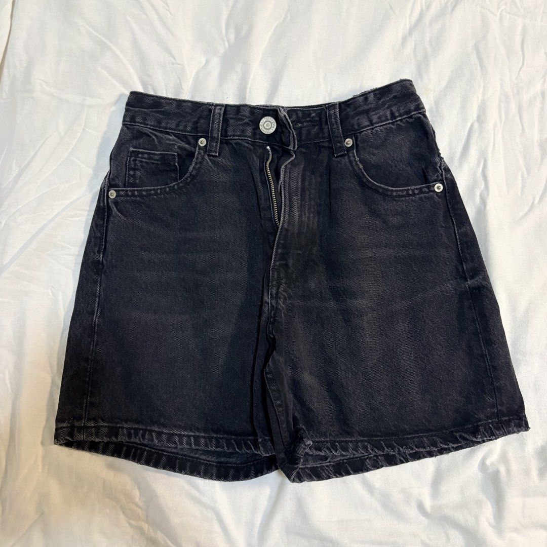 Zara Black Denim Shorts (Category: Shorts) located in Manila. Submitted by yiiio3o (Listing ID 1470507608, Image 1). Description: Size: EUR 36 📍Binondo Manila.