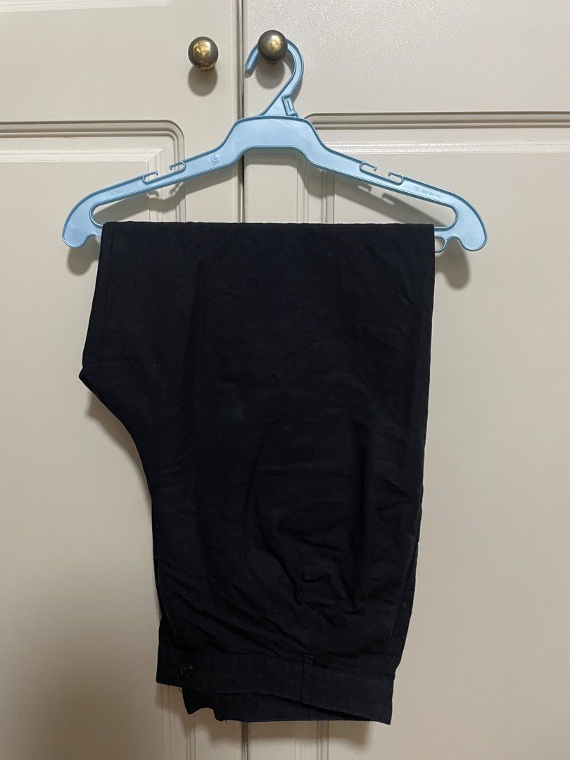 Zara black pleated trousers (Category: Trousers) located in Makati City. Submitted by crisbeooo (Listing ID 1470381155, Image 1). Description: Size 31, wide fit Used for a few times, no issues.