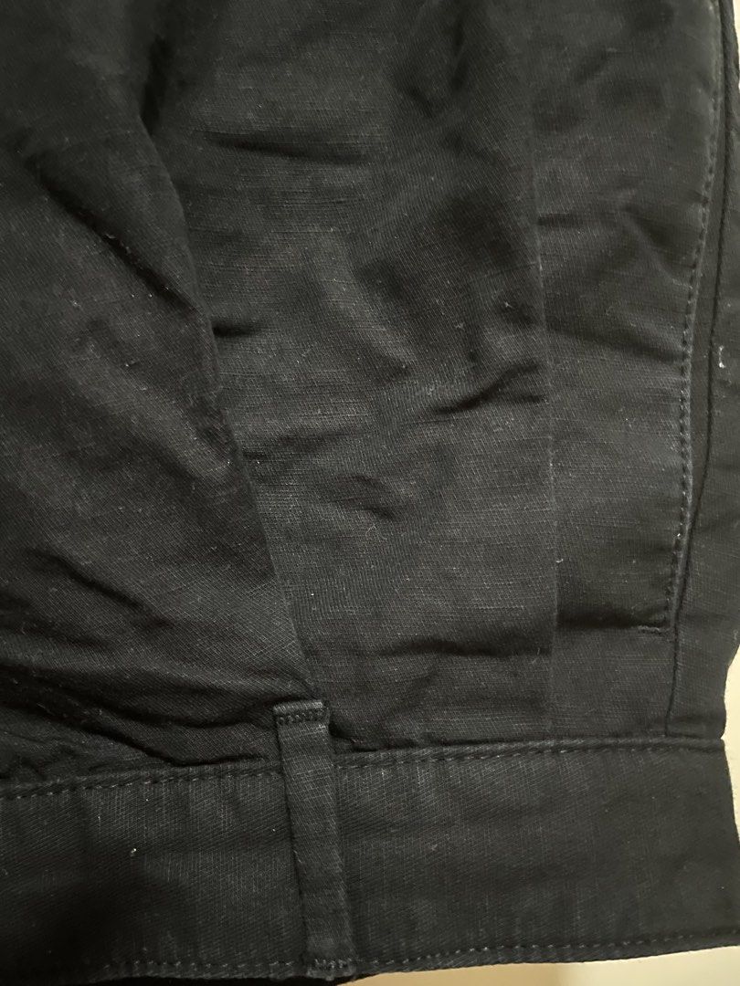 Zara black pleated trousers (Category: Trousers) located in Makati City. Submitted by crisbeooo (Listing ID 1470381155, Image 2). Description: Size 31, wide fit Used for a few times, no issues.