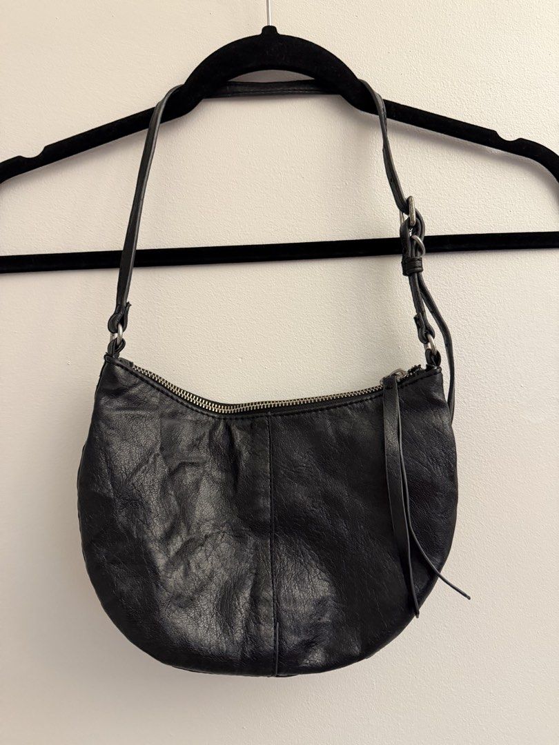 Zara black shoulder bag (Category: Shoulder Bags) located in Manila. Submitted by closetclearout.mnl (Listing ID 1470409432, Image 2). Description: worn out .