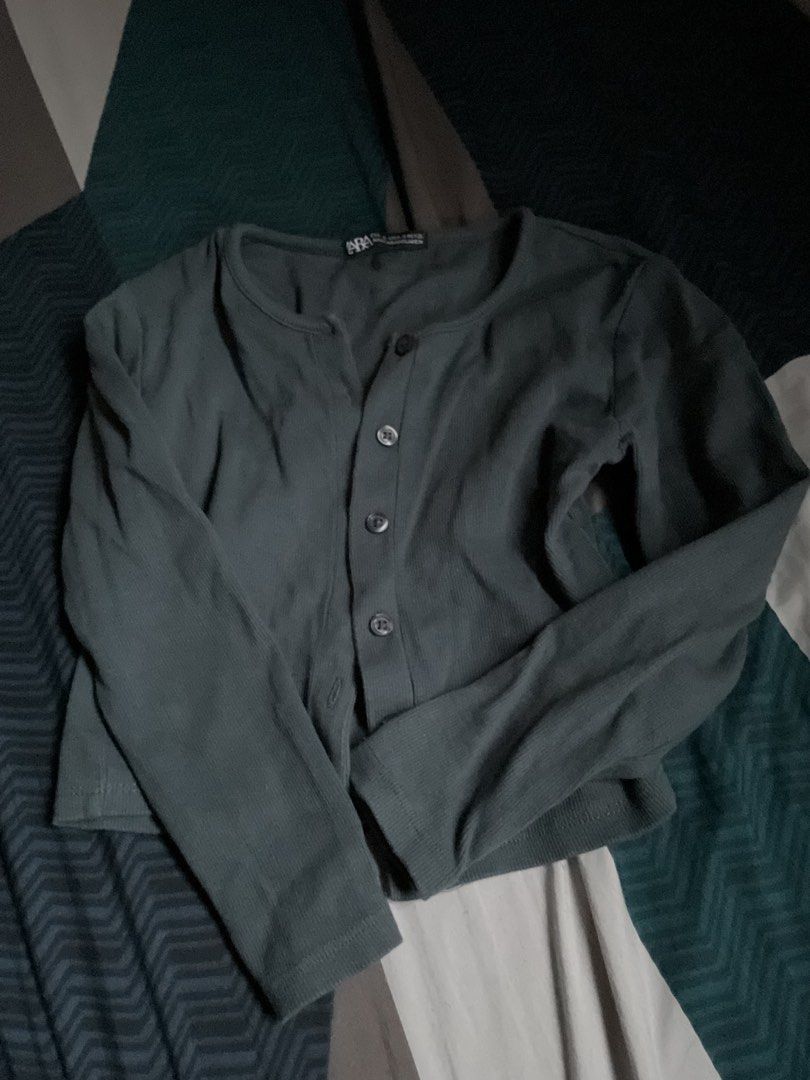 Zara cardigan (Category: Coats, Jackets and Outerwear) located in Manila. Submitted by iya0810 (Listing ID 1470445861, Image 2). Description: .
