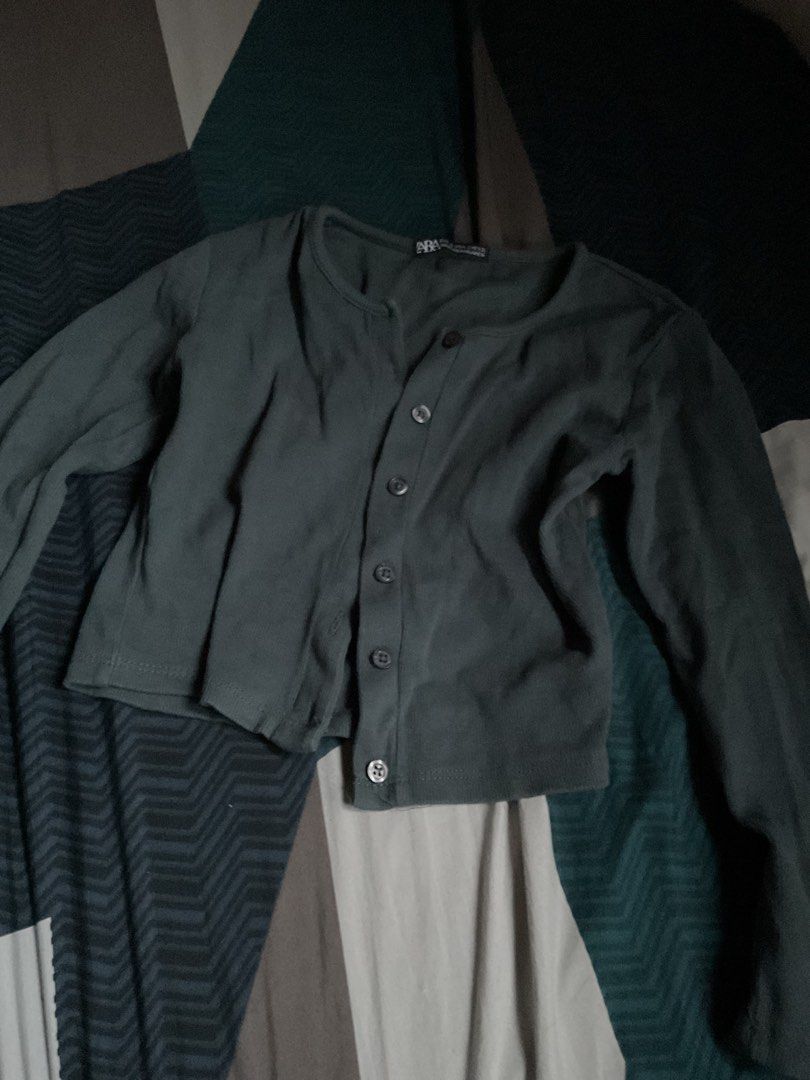 Zara cardigan (Category: Coats, Jackets and Outerwear) located in Manila. Submitted by iya0810 (Listing ID 1470445861, Image 1). Description: .