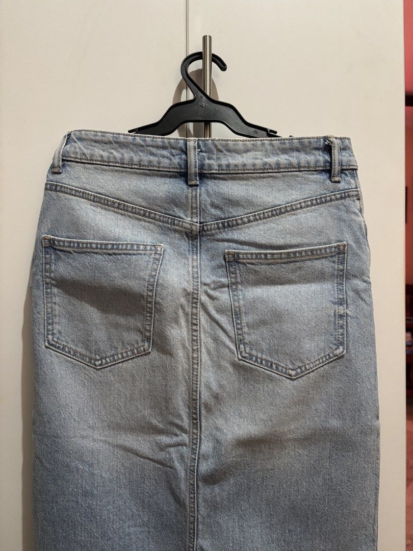 Zara Denim Midi Skirt Size (Category: Skirts) located in Manila. Submitted by grandwhale.e87eca (Listing ID 1470398644, Image 3). Description: - Brand: Zara - Style: Mid-length light wash denim skirt with front slit - Details: Classic 5-pocket design, belt loops, metal button, and zip fly - Size: S (EUR S, USA S, MEX 26) - Origin: Made in Bangladesh - Condition: Great for casual weekend styling with tees or blouses.