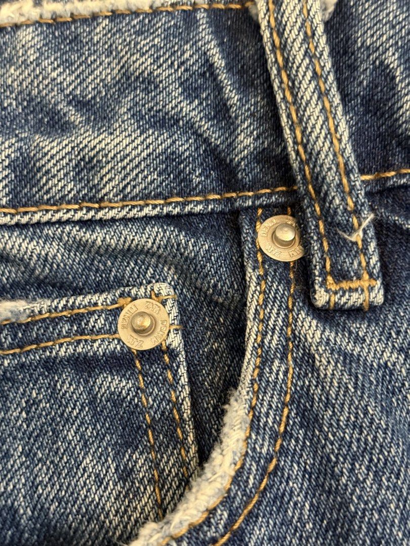 Zara denim mini skirt (Category: Skirts) located in Binangonan. Submitted by polinn.xx (Listing ID 1470363915, Image 3). Description: W: 25-26 L: 15.