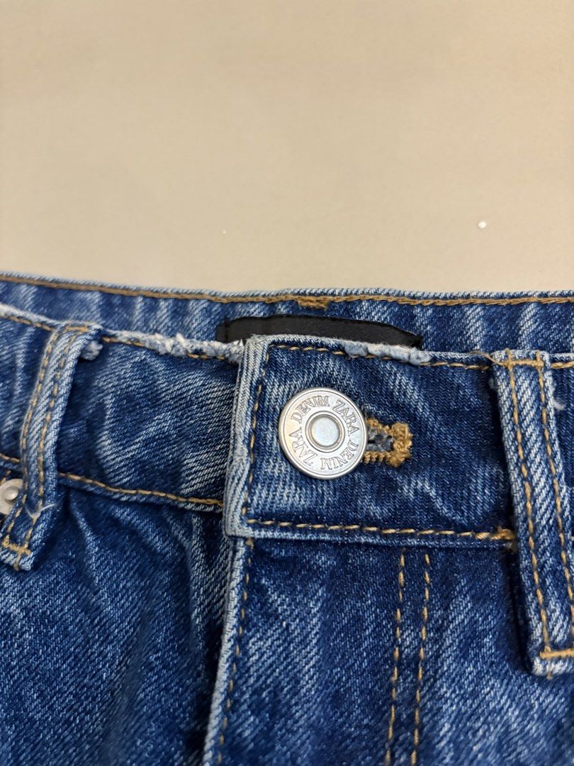 Zara denim mini skirt (Category: Skirts) located in Binangonan. Submitted by polinn.xx (Listing ID 1470363915, Image 2). Description: W: 25-26 L: 15.
