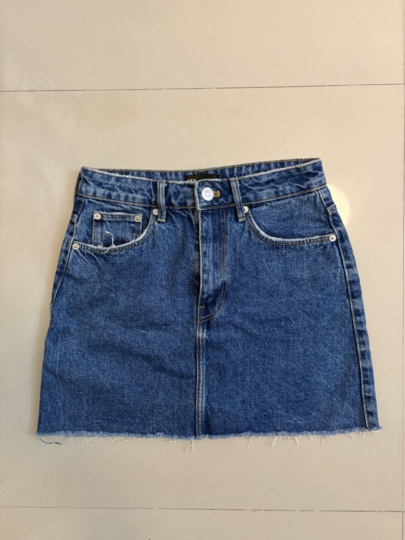 Zara denim mini skirt (Category: Skirts) located in Binangonan. Submitted by polinn.xx (Listing ID 1470363915, Image 1). Description: W: 25-26 L: 15.