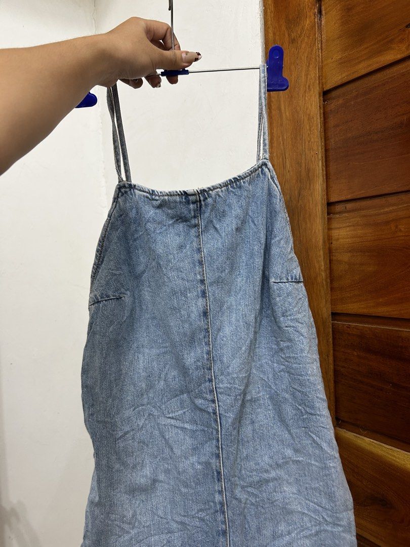 Zara Denim Romper (Category: Rompers) located in Valencia. Submitted by crizzagella20 (Listing ID 1470545643, Image 3). Description: - Brand: Zara - Style: Light wash denim romper with open back and side zip - Details: Spaghetti straps, square neckline, two functional back pockets - Size: S (MEX 26) - Condition: Great piece for warm weather, comfy and stylish - Origin: Made in Bangladesh.