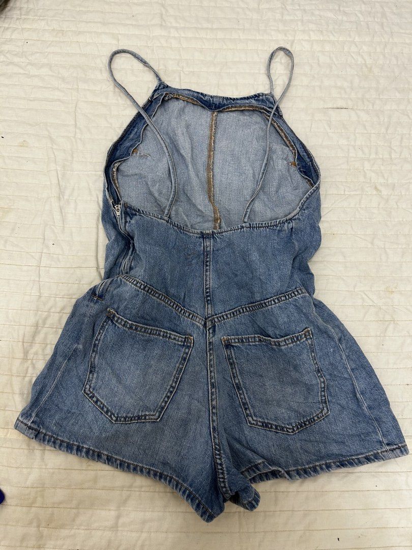 Zara Denim Romper (Category: Rompers) located in Valencia. Submitted by crizzagella20 (Listing ID 1470545643, Image 1). Description: - Brand: Zara - Style: Light wash denim romper with open back and side zip - Details: Spaghetti straps, square neckline, two functional back pockets - Size: S (MEX 26) - Condition: Great piece for warm weather, comfy and stylish - Origin: Made in Bangladesh.