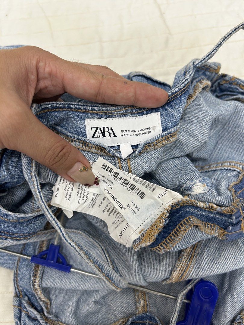 Zara Denim Romper (Category: Rompers) located in Valencia. Submitted by crizzagella20 (Listing ID 1470545643, Image 2). Description: - Brand: Zara - Style: Light wash denim romper with open back and side zip - Details: Spaghetti straps, square neckline, two functional back pockets - Size: S (MEX 26) - Condition: Great piece for warm weather, comfy and stylish - Origin: Made in Bangladesh.
