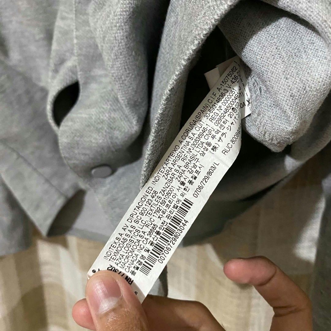 Zara Heather Grey Men's Comfort Overshirt (Category: Coats, Jackets and Outerwear) located in Cainta. Submitted by kapatidnibrother (Listing ID 1470540063, Image 3). Description: Zara Heather Grey Men's Comfort Overshirt Size Large on tag Dimes: W23 | L28 Color rate: 9.5/10 - heavy x thick fabric - pristine condition - complete tags - need wash - fav!.