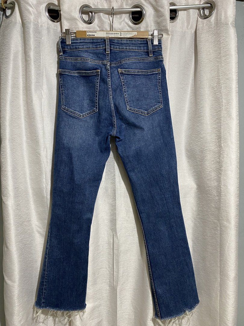 Zara high-waisted flare/bootcut denim jeans (Category: Jeans) located in Davao. Submitted by VapenDrip (Listing ID 1470464375, Image 2). Description: Zara high-waisted flare/bootcut denim jeans Waist 27-30 when stretch Length 36.5 Thigh 8.5 Hem 7.5 Stretchable Excellet to new condition 600+sf.