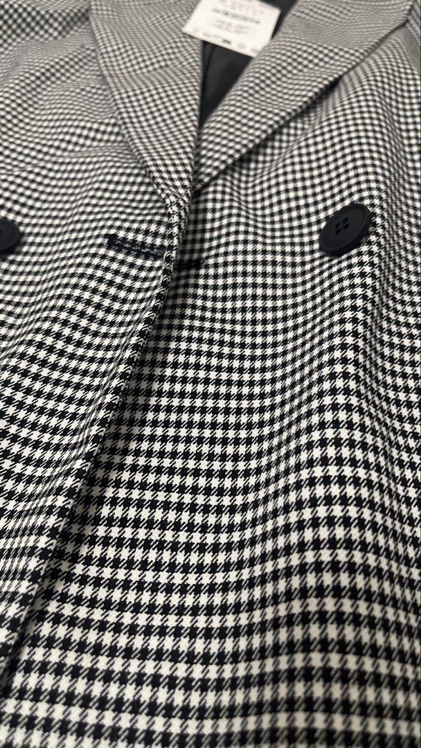 Zara Houndstooth Double Breasted Blazer Size S (Category: Coats, Jackets and Outerwear) located in Quezon City. Submitted by rjscloset (Listing ID 1470538590, Image 3). Description: - Brand: Zara - Style: Double-breasted blazer in black & white houndstooth print - Features: Lapel collar, black front buttons, fully lined interior - Condition: Brand new with original store tags still attached - Perfect for work, smart-casual, or classy night-outs! 