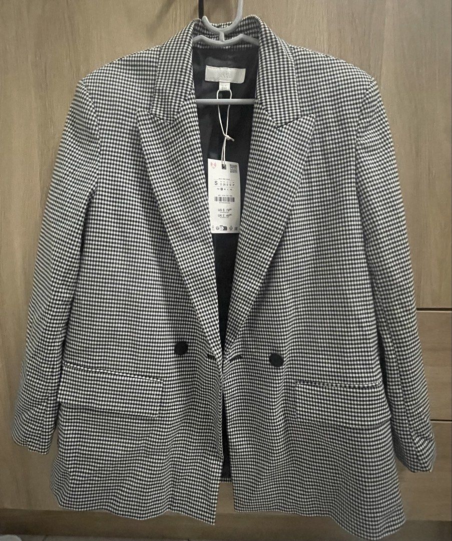 Zara Houndstooth Double Breasted Blazer Size S (Category: Coats, Jackets and Outerwear) located in Quezon City. Submitted by rjscloset (Listing ID 1470538590, Image 1). Description: - Brand: Zara - Style: Double-breasted blazer in black & white houndstooth print - Features: Lapel collar, black front buttons, fully lined interior - Condition: Brand new with original store tags still attached - Perfect for work, smart-casual, or classy night-outs! 