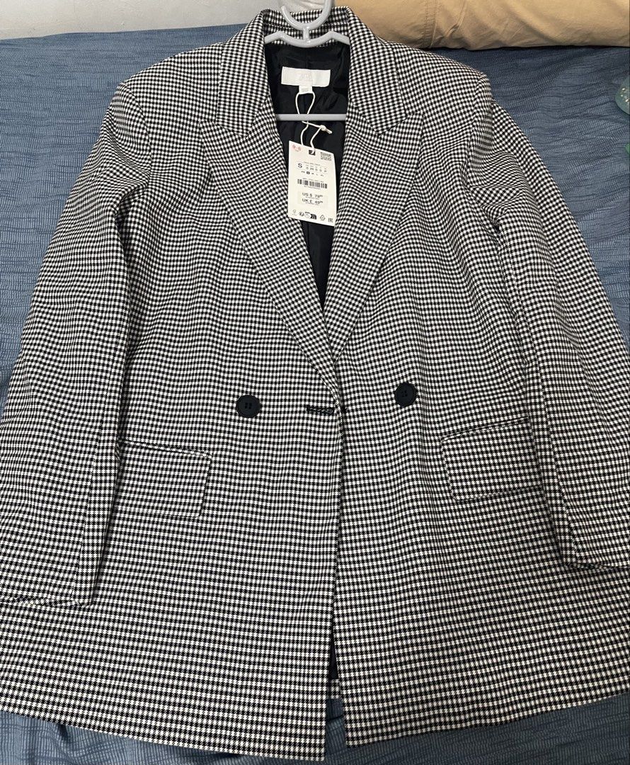 Zara Houndstooth Double Breasted Blazer Size S (Category: Coats, Jackets and Outerwear) located in Quezon City. Submitted by rjscloset (Listing ID 1470538590, Image 2). Description: - Brand: Zara - Style: Double-breasted blazer in black & white houndstooth print - Features: Lapel collar, black front buttons, fully lined interior - Condition: Brand new with original store tags still attached - Perfect for work, smart-casual, or classy night-outs! 
