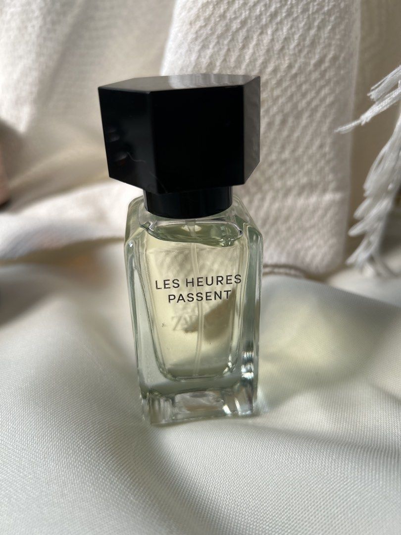Zara Les Heures Passent Perfume (Category: Fragrance & Deodorants) located in Manila. Submitted by bunnbuzz (Listing ID 1470490111, Image 2). Description: ✨ ZARA Les Heures Passent Perfume ✨ - Authentic Zara Les Heures Passent fragrance - Standard size clear glass bottle with a sleek black hexagonal cap - Condition: Mostly full, clean label, and spray nozzle works perfectly - Fresh and versatile scent, ideal for everyday use - Meetups available, 