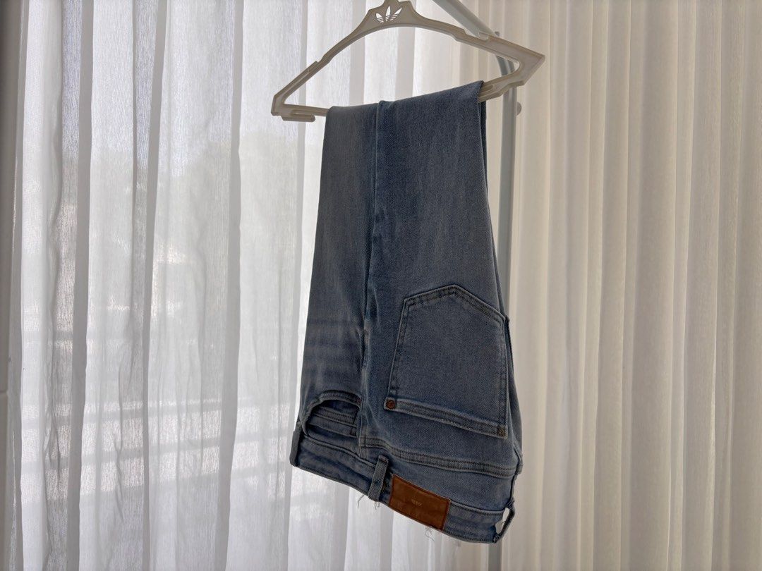 ZARA light wash blue denim jeans (Category: Jeans) located in Manila. Submitted by gothclaudia (Listing ID 1470393995, Image 3). Description: RFS: don't wear these anymore! - light wash blue denim jeans with straight leg fit - EUR 34, USA 2, MEX 24 - loooved these jeans! great everyday basic, perfect to pair with basic shirts and sneakers.