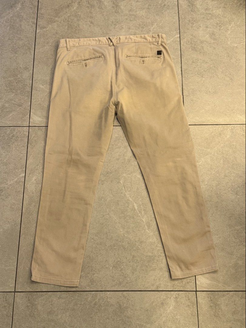 Zara Man Chinos Khaki Size 34 (Category: Chinos) located in Muntinlupa City. Submitted by el1b12345 (Listing ID 1470377630, Image 3). Description: - Brand: Zara Man (Basic Collection) - Color: Khaki Beige - Size: EUR 44 / USA 34 / MEX 34 - L - 39" - Origin: Made in Turkey - Fit: Classic slim straight cut with belt loops and button closure - Details: Stylish polka dot inner lining and two back welt pockets with button accents - Condition: Normal w