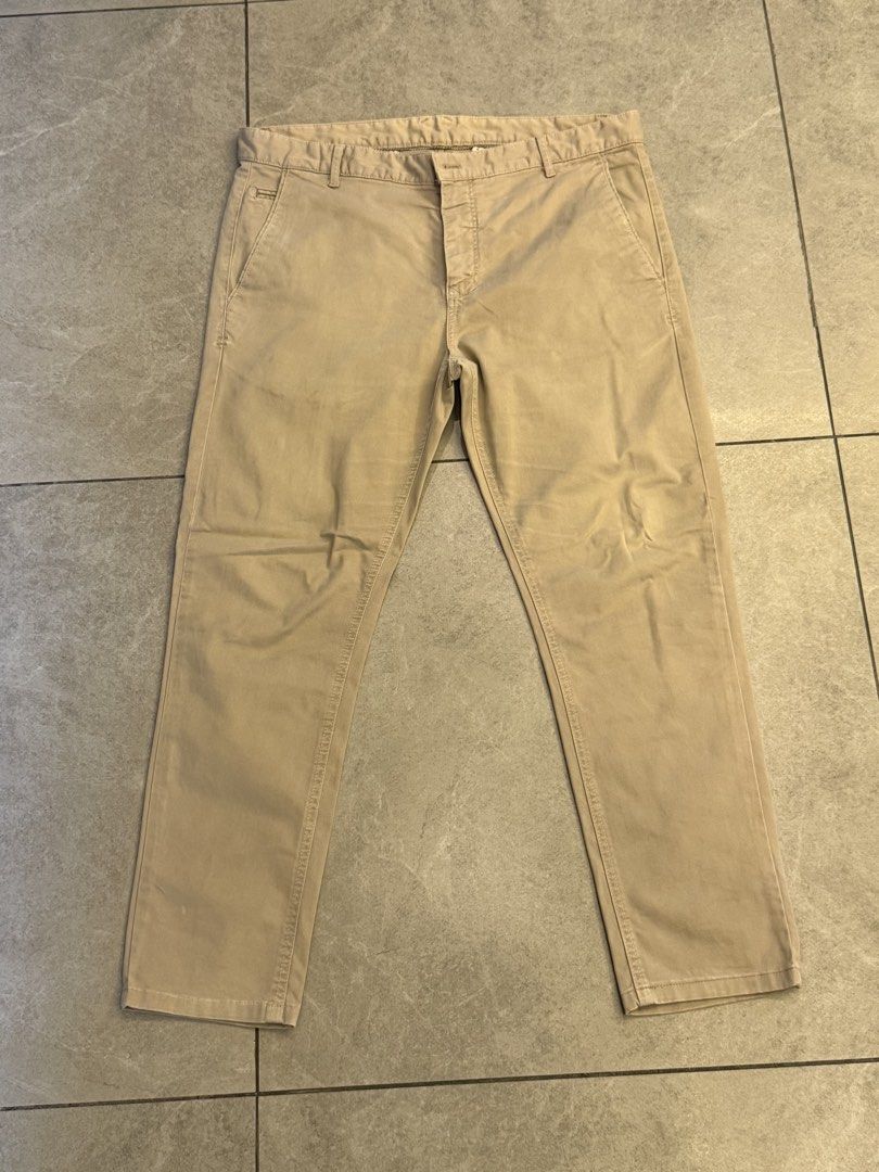 Zara Man Chinos Khaki Size 34 (Category: Chinos) located in Muntinlupa City. Submitted by el1b12345 (Listing ID 1470377630, Image 1). Description: - Brand: Zara Man (Basic Collection) - Color: Khaki Beige - Size: EUR 44 / USA 34 / MEX 34 - L - 39" - Origin: Made in Turkey - Fit: Classic slim straight cut with belt loops and button closure - Details: Stylish polka dot inner lining and two back welt pockets with button accents - Condition: Normal w