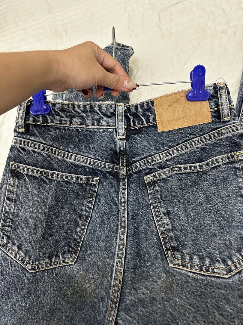 ZARA Mom Jeans (Category: Jeans) located in Valencia. Submitted by crizzagella20 (Listing ID 1470545658, Image 3). Description: .