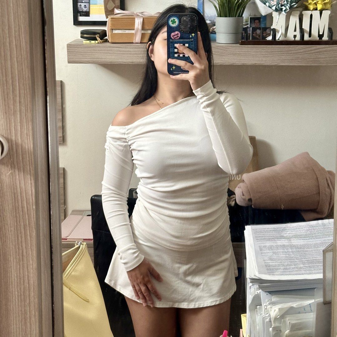 Zara Off-Shoulder Ruched Waist (Category: Longsleeves) located in Cainta. Submitted by yayitsianm (Listing ID 1470391183, Image 2). Description: .