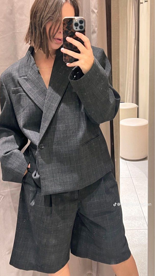 Zara oversized cropped blazer (Category: Coats, Jackets and Outerwear) located in Manila. Submitted by mazhktis.ndhdjssj79 (Listing ID 1470400054, Image 3). Description: srp5k+ Tagged XS, fits XS to Med Super nice nito.