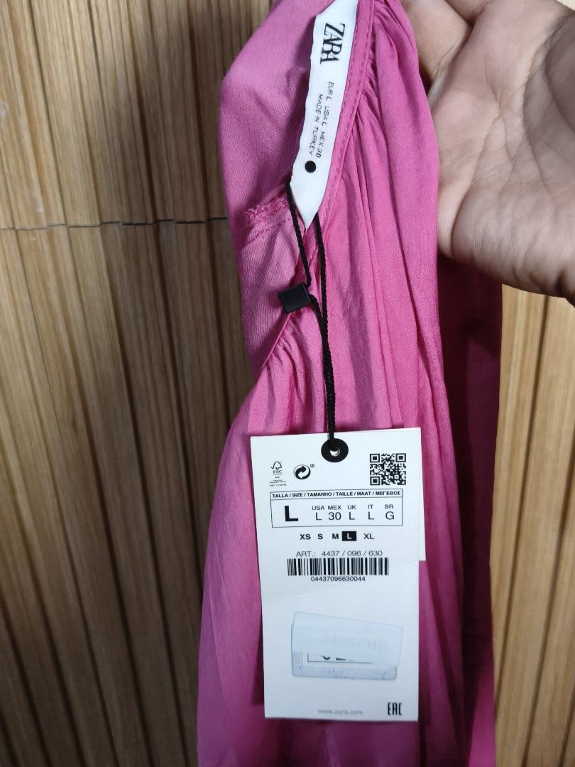 Zara Pink Cropped Blouse Top Size L (Category: Blouses) located in Taguig. Submitted by ashie_clothing (Listing ID 1470380137, Image 2). Description: - Brand: Zara - Size: Large (L) - Condition: Brand New with Tags (BNWT) - Color: Vibrant Pink - Details: Draped twisted front, long balloon sleeves with banded cuffs - Origin: Made in Turkey - Perfect for: Parties, casual outings, and statement looks.