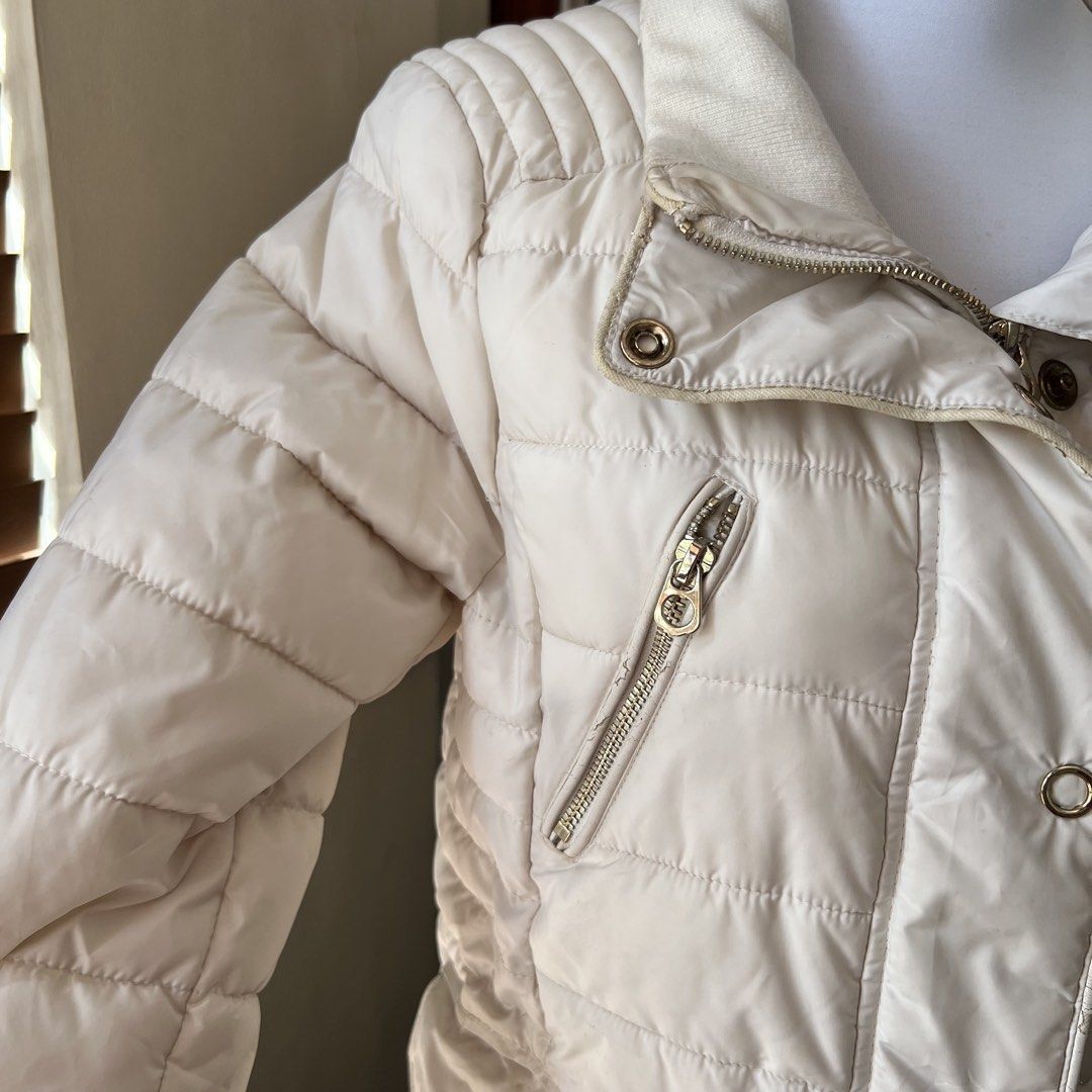 Zara puffer jacket (xs-s) w/ flaw (Category: Coats, Jackets and Outerwear) located in Manila. Submitted by loveditonce.0711 (Listing ID 1470355566, Image 3). Description: Decluttering bawal sa maselan. Nagbabakbak yung sa may zipper area.