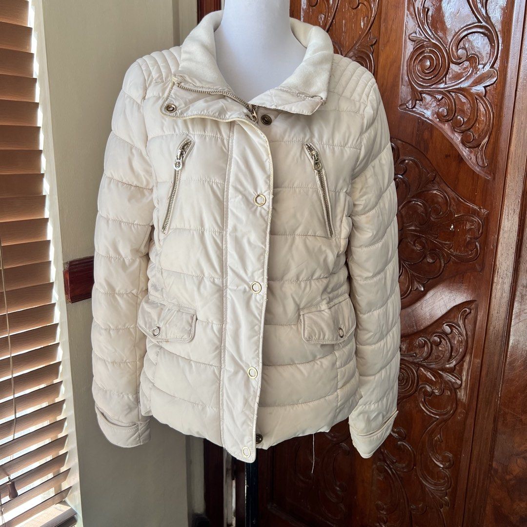 Zara puffer jacket (xs-s) w/ flaw (Category: Coats, Jackets and Outerwear) located in Manila. Submitted by loveditonce.0711 (Listing ID 1470355566, Image 2). Description: Decluttering bawal sa maselan. Nagbabakbak yung sa may zipper area.