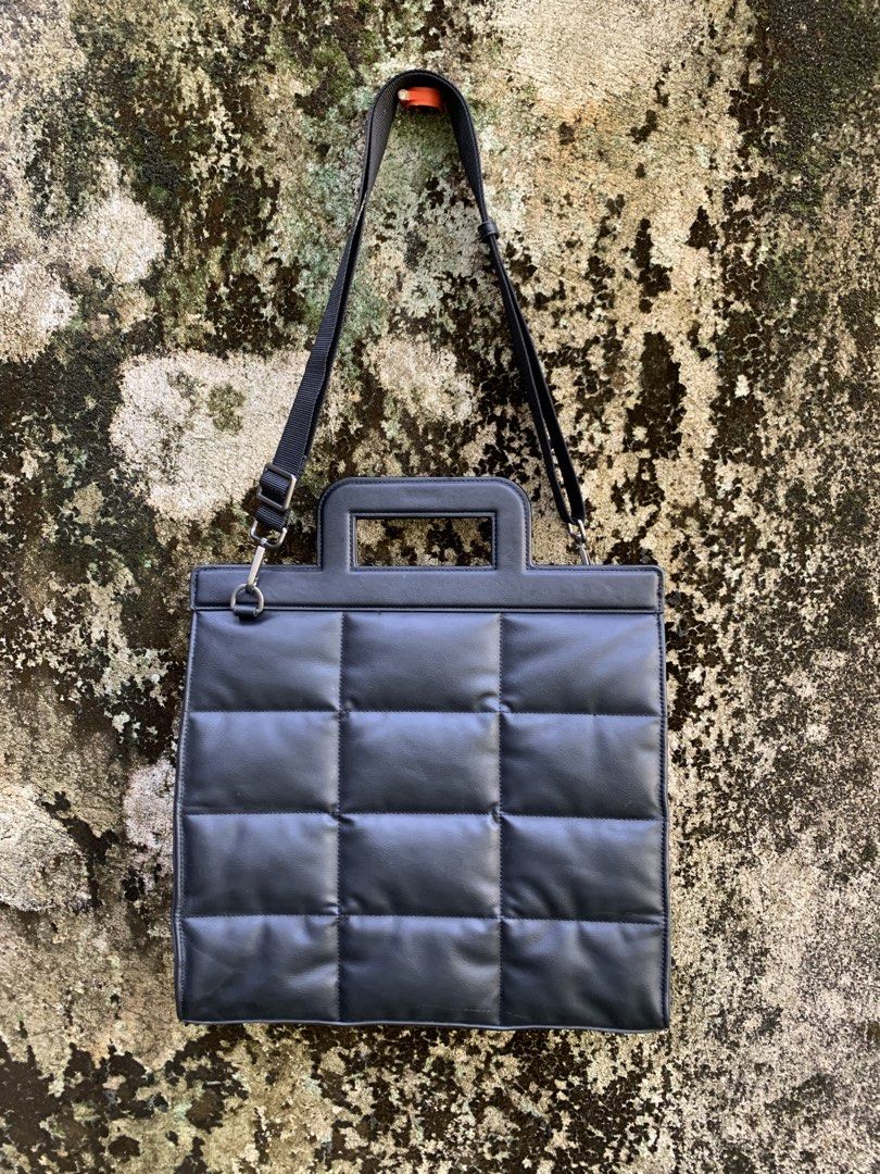 Zara Quilted Shopper Tote Bag (Category: Tote Bags) located in Dalaguete. Submitted by offrack.ph (Listing ID 1470556519, Image 1). Description: ALMOST GOOD AS BRAND NEW CONDITION ❗️MINIMAL ISSUE ONLY AS SEEN IN THE LAST 2 PICS COLOR RATE 10/10 CAN SHIP VIA J&T✈️.