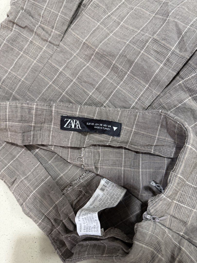 Zara Skirt (Category: Skirts) located in Dasmarinas. Submitted by shoppingaccount__ (Listing ID 1470457820, Image 3). Description: with inner shorts size xs.