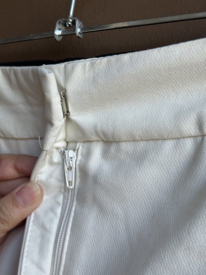 Zara trousers (Category: Other Bottoms) located in Pasig City. Submitted by afterglowpreloved (Listing ID 1470457817, Image 2). Description: .