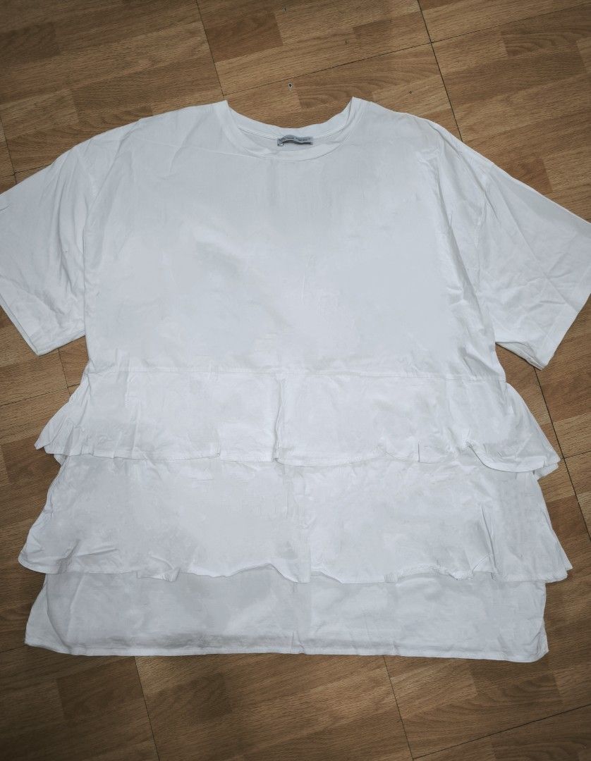 Zara white blouse (Category: Blouses) located in Manila. Submitted by wearforce (Listing ID 1470496217, Image 1). Description: Zara white blouse color: white fit: M-L color rate 9/10 in good condition 300 + sf.