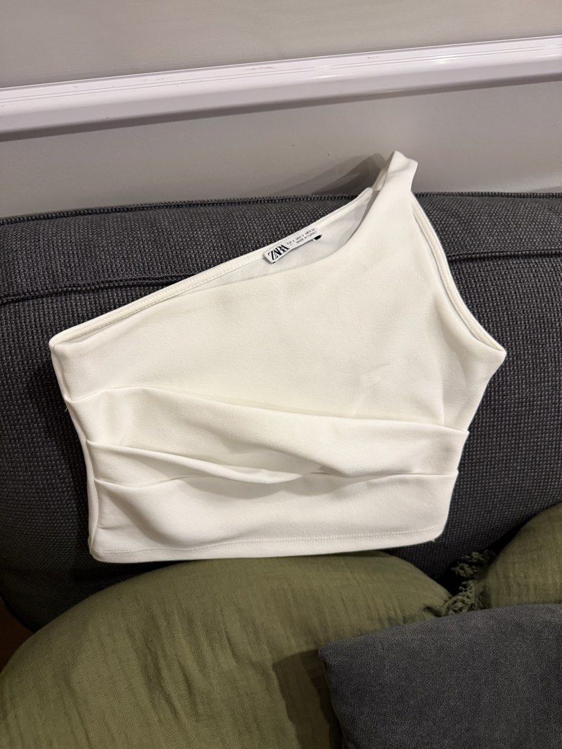 ZARA White One-Shoulder Ruched Crop Top (Category: Sleeveless) located in Muntinlupa City. Submitted by closet.natalia (Listing ID 1470478782, Image 2). Description: ZARA White One-Shoulder Ruched Crop Top ● Brand: ZARA ● Size: S ● Color: White / Ivory ● Asymmetrical one-shoulder neckline ● Ruched detailing across the front ● Cropped length ● Fitted silhouette 📌 Payment: GCash, BPI bank transfer, or PayPal ONLY 📌 Shipping: Fee not included. GOG