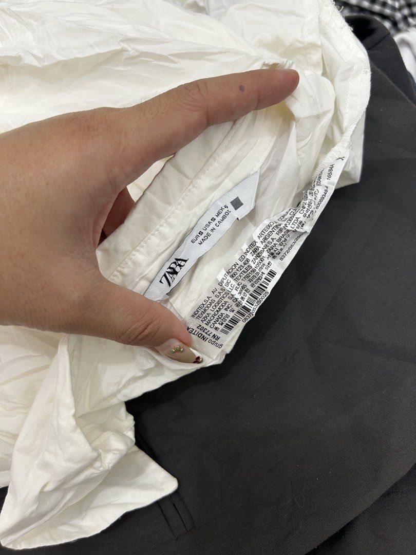 Zara White Oversized Button-Up Shirt Dress Size S (Category: Dresses) located in Valencia. Submitted by crizzagella20 (Listing ID 1470545708, Image 2). Description: - Brand: Zara - Item: White oversized longline button-up shirt - Size: S (Made in Cambodia) - Material: Lightweight cotton - Features: Collared neckline, button-down front, dual chest pockets, long sleeves with buttoned cuffs, high-low curved hem - Condition: Lightweight fabric with s
