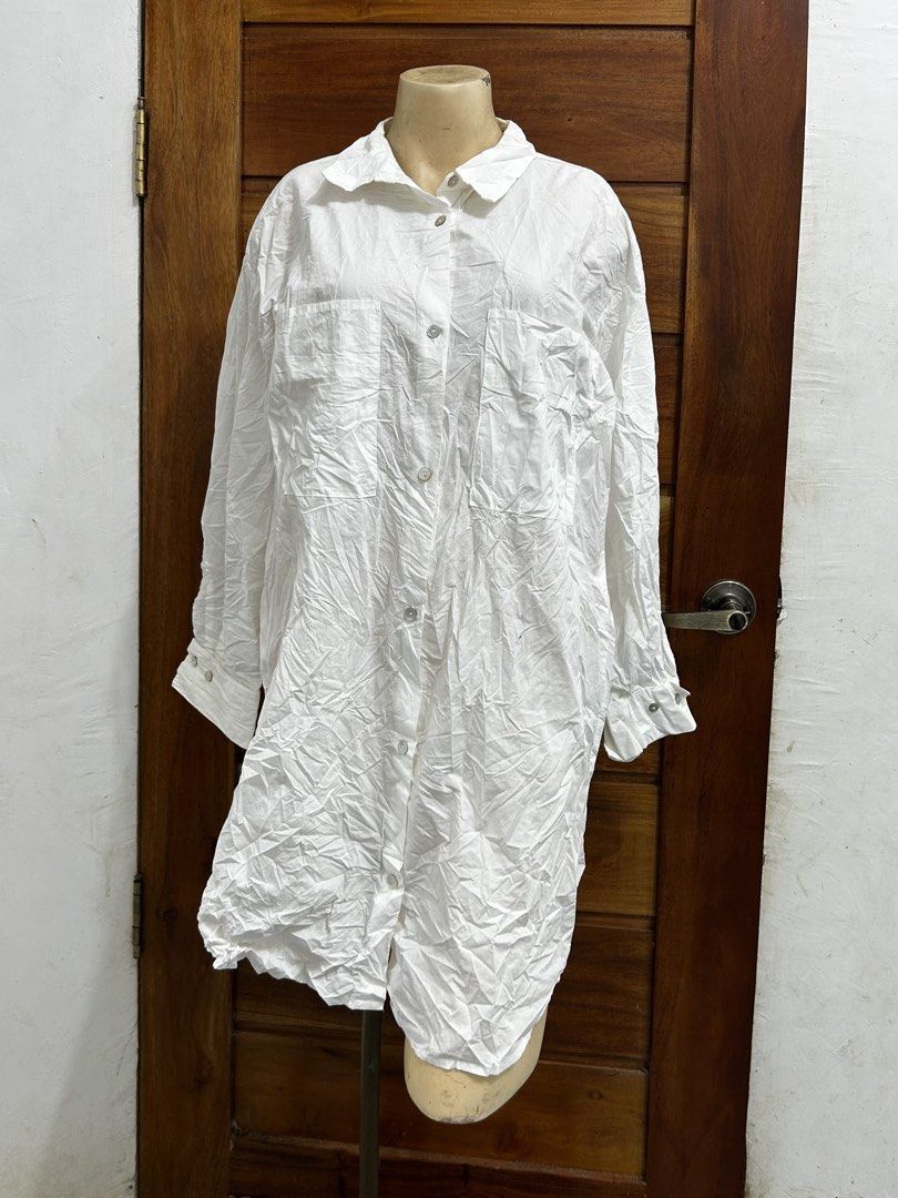 Zara White Oversized Button-Up Shirt Dress Size S (Category: Dresses) located in Valencia. Submitted by crizzagella20 (Listing ID 1470545708, Image 1). Description: - Brand: Zara - Item: White oversized longline button-up shirt - Size: S (Made in Cambodia) - Material: Lightweight cotton - Features: Collared neckline, button-down front, dual chest pockets, long sleeves with buttoned cuffs, high-low curved hem - Condition: Lightweight fabric with s