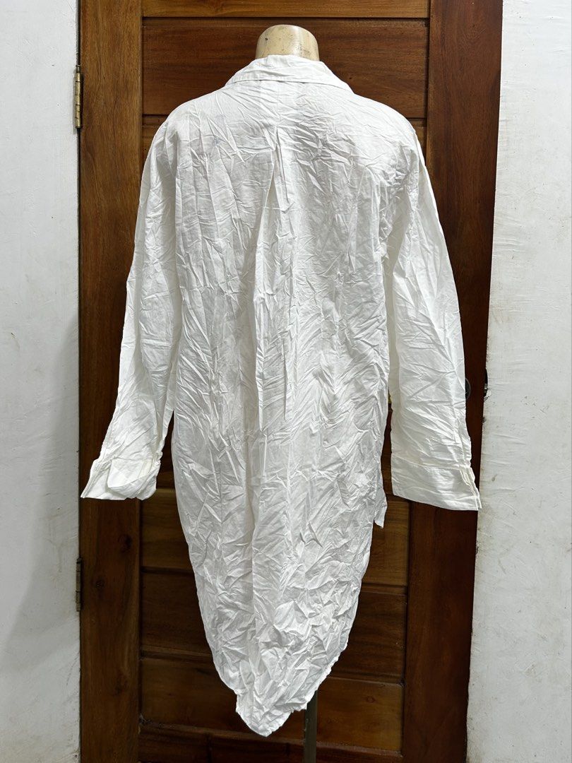Zara White Oversized Button-Up Shirt Dress Size S (Category: Dresses) located in Valencia. Submitted by crizzagella20 (Listing ID 1470545708, Image 3). Description: - Brand: Zara - Item: White oversized longline button-up shirt - Size: S (Made in Cambodia) - Material: Lightweight cotton - Features: Collared neckline, button-down front, dual chest pockets, long sleeves with buttoned cuffs, high-low curved hem - Condition: Lightweight fabric with s