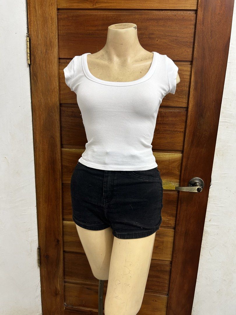 Zara White Ribbed Scoop Neck Top Size S (Category: Shirts) located in Valencia. Submitted by crizzagella20 (Listing ID 1470545698, Image 1). Description: - Brand: Zara - Size: S - Color: White - Material: Comfortable cotton blend - Design: Scoop neckline, short cap sleeves, form-fitting - Origin: Made in Bangladesh - Condition: Great basic piece for everyday outfits.