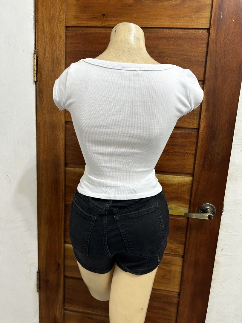 Zara White Ribbed Scoop Neck Top Size S (Category: Shirts) located in Valencia. Submitted by crizzagella20 (Listing ID 1470545698, Image 3). Description: - Brand: Zara - Size: S - Color: White - Material: Comfortable cotton blend - Design: Scoop neckline, short cap sleeves, form-fitting - Origin: Made in Bangladesh - Condition: Great basic piece for everyday outfits.