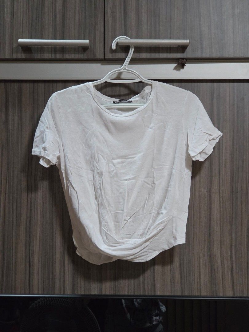 Zara White T Shirt Blouse (Category: Shirts) located in Quezon City. Submitted by snowflakes.specials (Listing ID 1470515895, Image 1). Description: Size S Used.