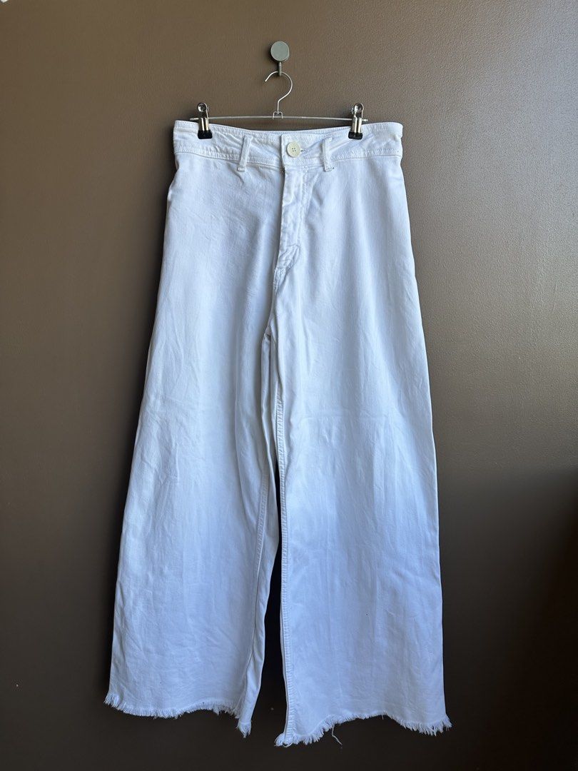 Zara wide-legged jeans (Category: Jeans) located in Pasig City. Submitted by afterglowpreloved (Listing ID 1470458218, Image 1). Description: .
