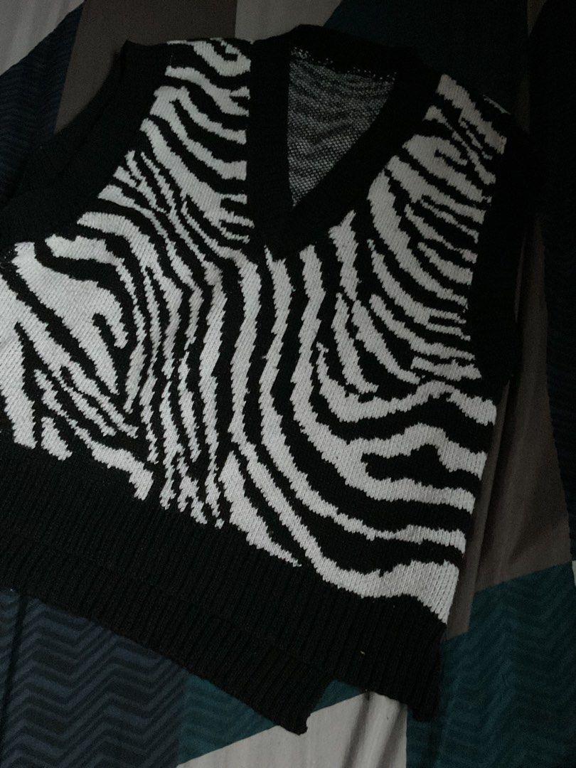zebra printed knitted top (Category: Sleeveless) located in Manila. Submitted by iya0810 (Listing ID 1470446595, Image 2). Description: .