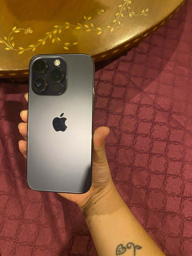 14 pro 128gb (Category: iPhone 14 Series) located in Manila. Submitted by declutterthisandthat (Listing ID 1470652307, Image 3). Description: di pa nabubuksan or napapalitan ng battery openline with box same imei then unit issue: small black spot on the lower left on the screen but does its full performance parin, doesnt affect sa screen smooth pm me for the vids and pics.