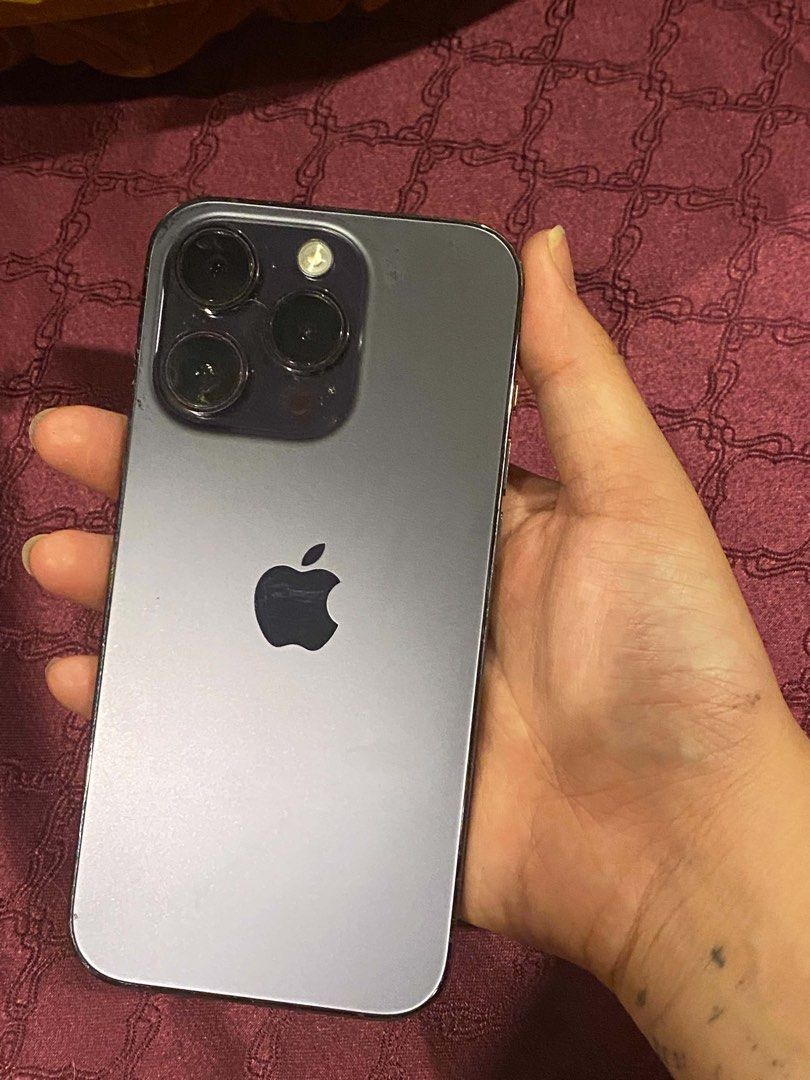 14 pro 128gb (Category: iPhone 14 Series) located in Manila. Submitted by declutterthisandthat (Listing ID 1470652307, Image 1). Description: di pa nabubuksan or napapalitan ng battery openline with box same imei then unit issue: small black spot on the lower left on the screen but does its full performance parin, doesnt affect sa screen smooth pm me for the vids and pics.