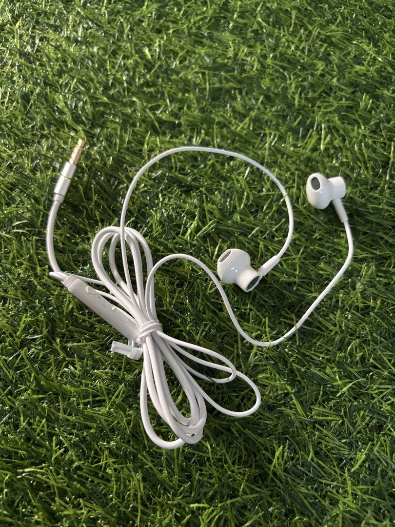 150 each Wired Earphones with 3.5mm Jack (Category: Earphones) located in Makati City. Submitted by rare_thrift_stuff (Listing ID 1470612705, Image 1). Description: - Bundle of 3 wired earphones (2 white, 1 black) - Features standard 3.5mm headphone jacks - Built-in microphone and remote controls - Mix of standard in-ear and earbud styles - Great budget-friendly backup option.